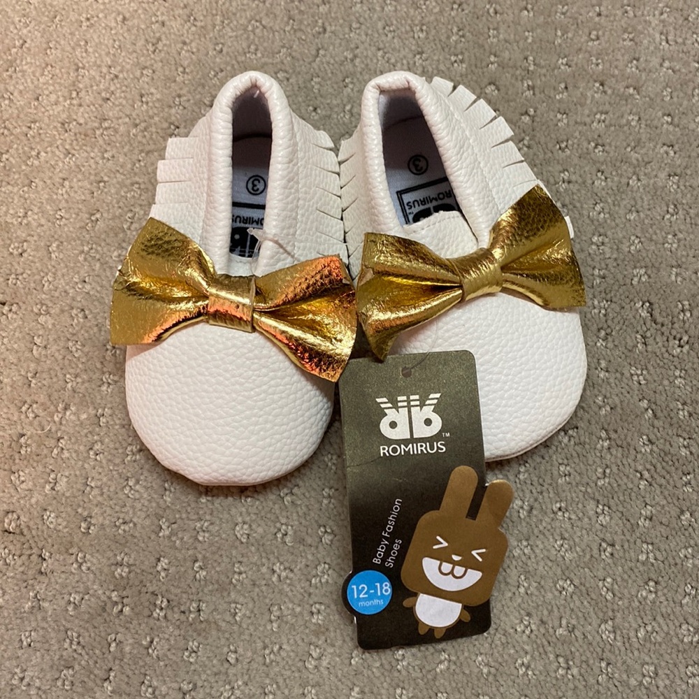 BNWT White and gold bow baby moccasins Size 3